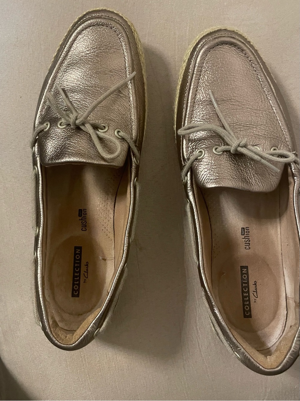 Clarks Womens Cushioned Boat Shoe Gold Metal Size 9  Pre-owned